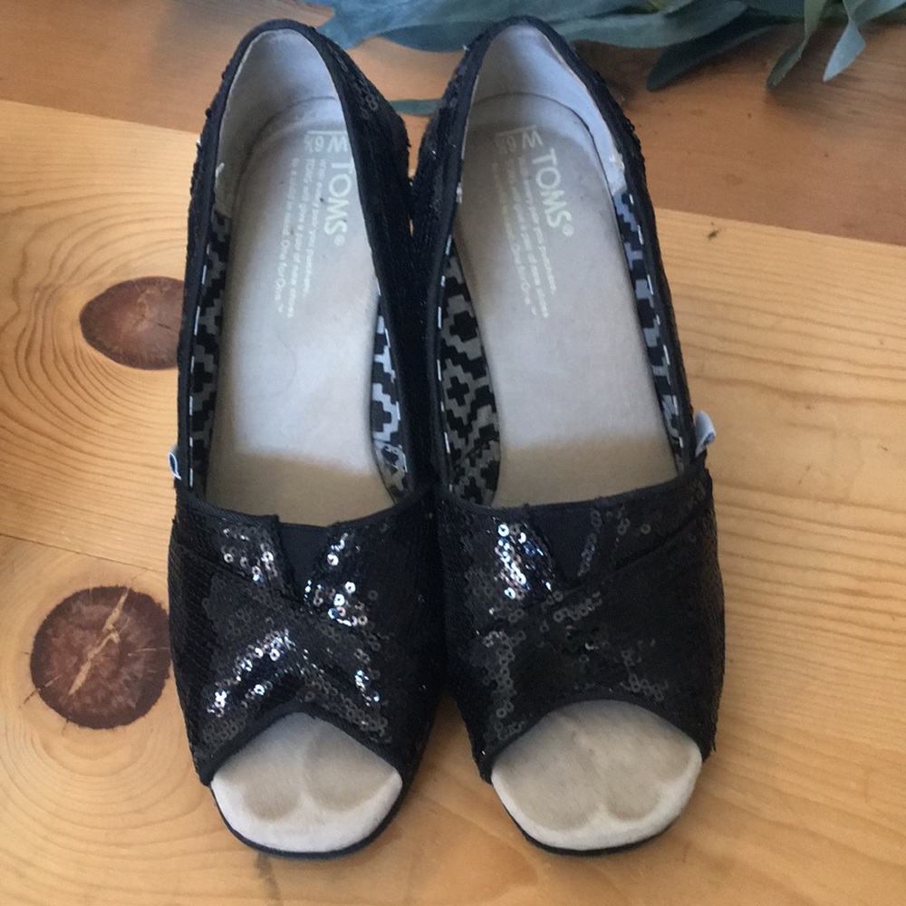 Great condition toms black sequin wedges sz 6.5